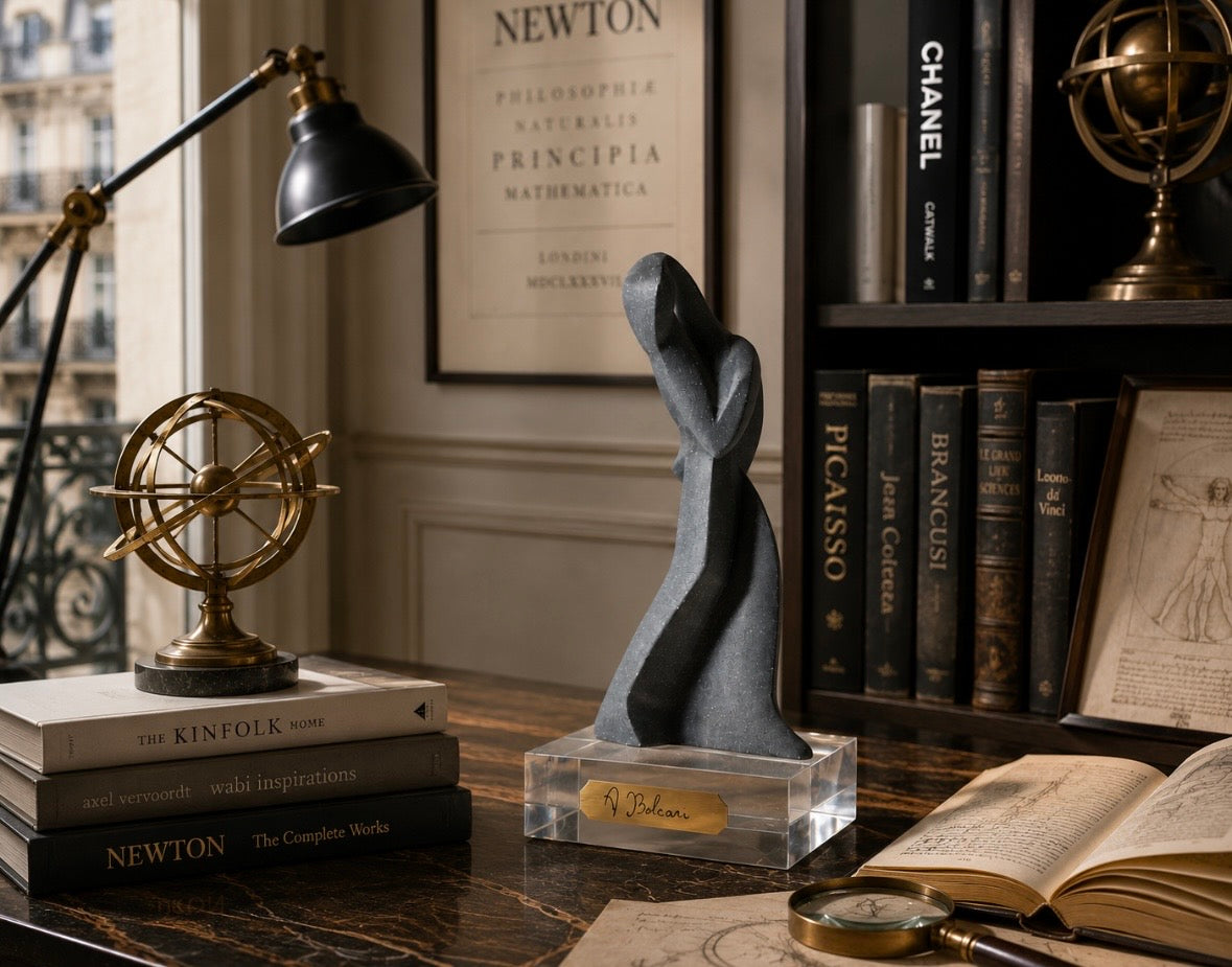 Sculpture A. Belcari sur socle en cristal – Design contemporain