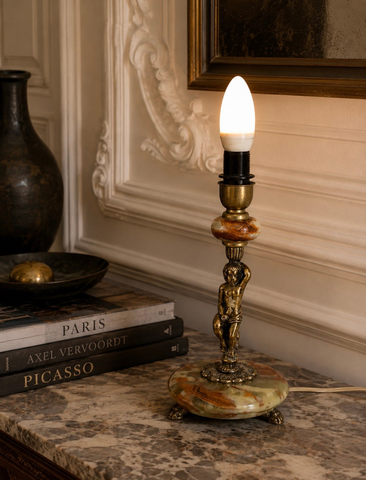 Pied de lampe vintage putto en onyx et métal doré – Années 1960-1970