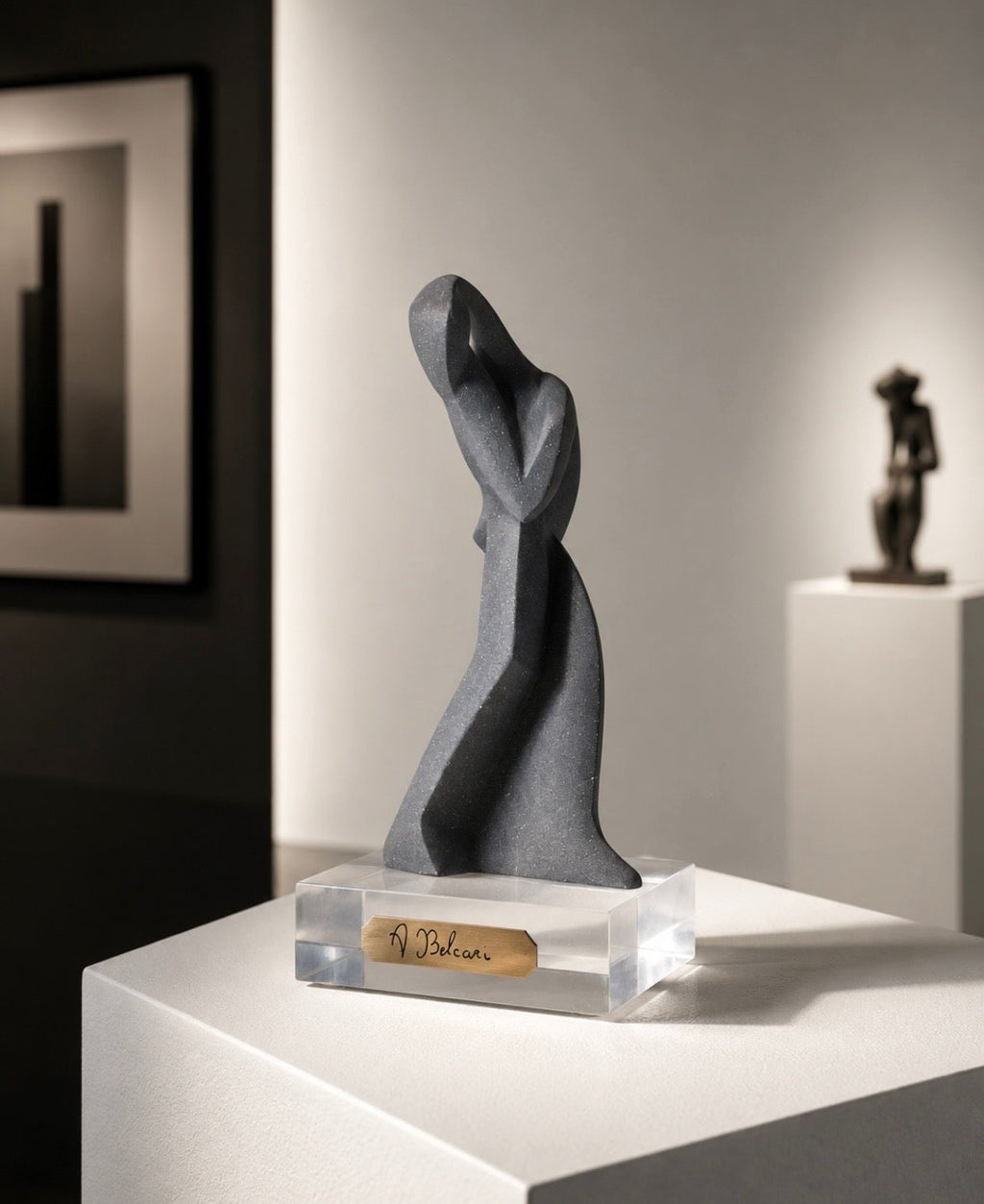 Sculpture A. Belcari sur socle en cristal – Design contemporain