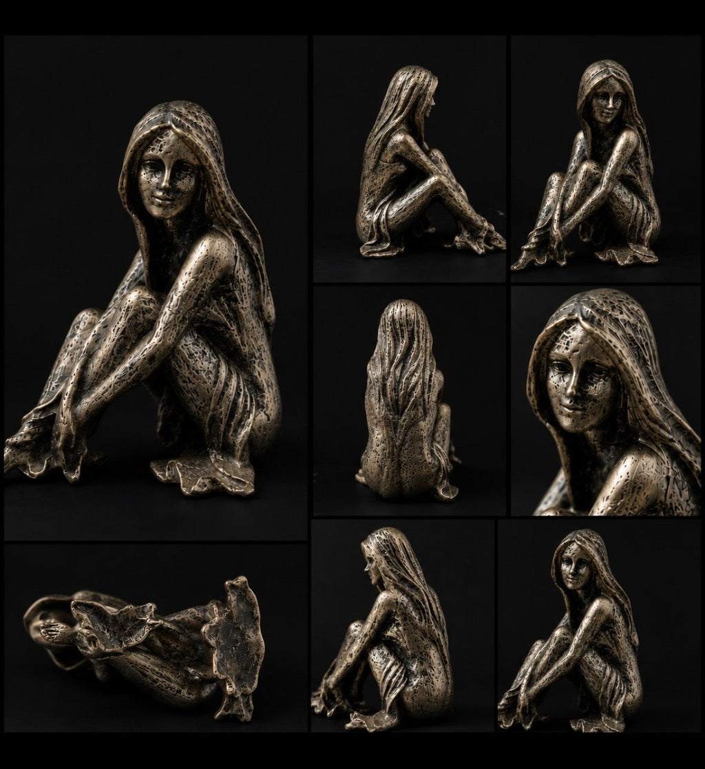 Sculpture décorative – Femme assise en finition argent vieilli