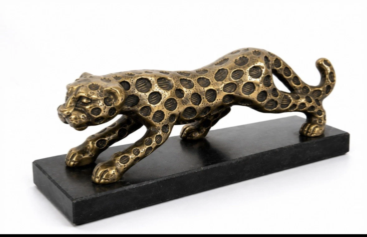 Léopard décoratif doré patiné — Socle effet pierre noir, style Art Déco, L. 24 cm