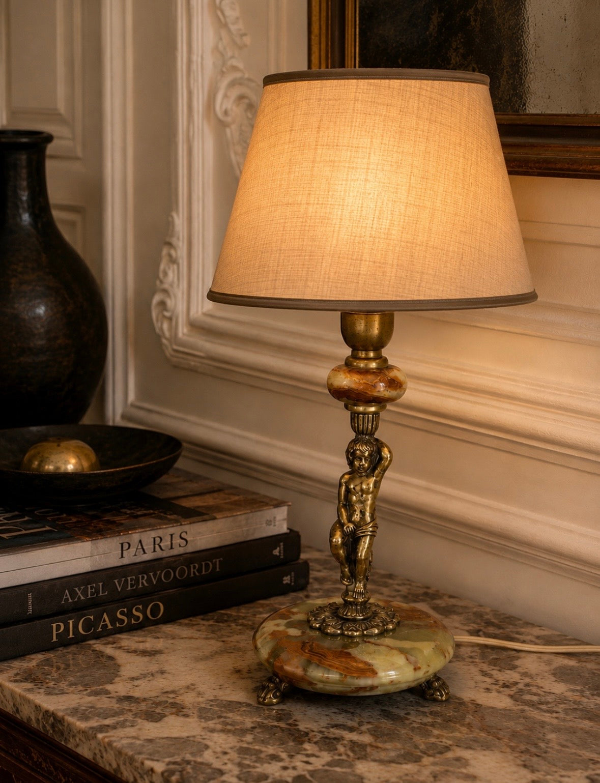 Pied de lampe vintage putto en onyx et métal doré – Années 1960-1970