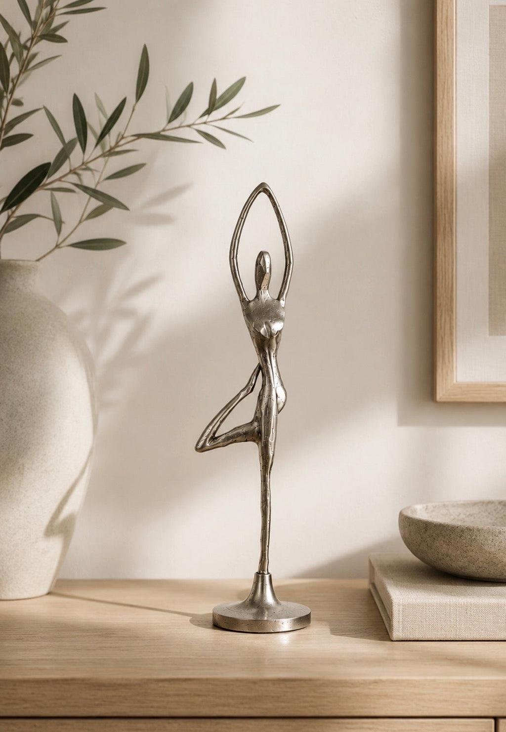 Sculpture abstraite « Équilibre » – Figure féminine en métal argenté