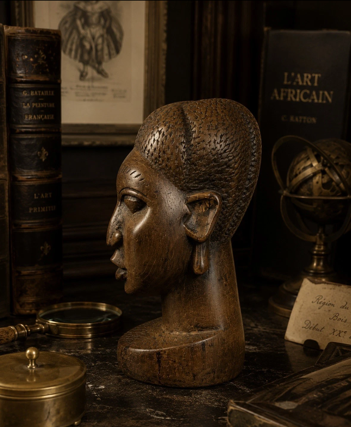 Buste féminin africain sculpté en bois massif — Patine ancienne, H. 18 cm