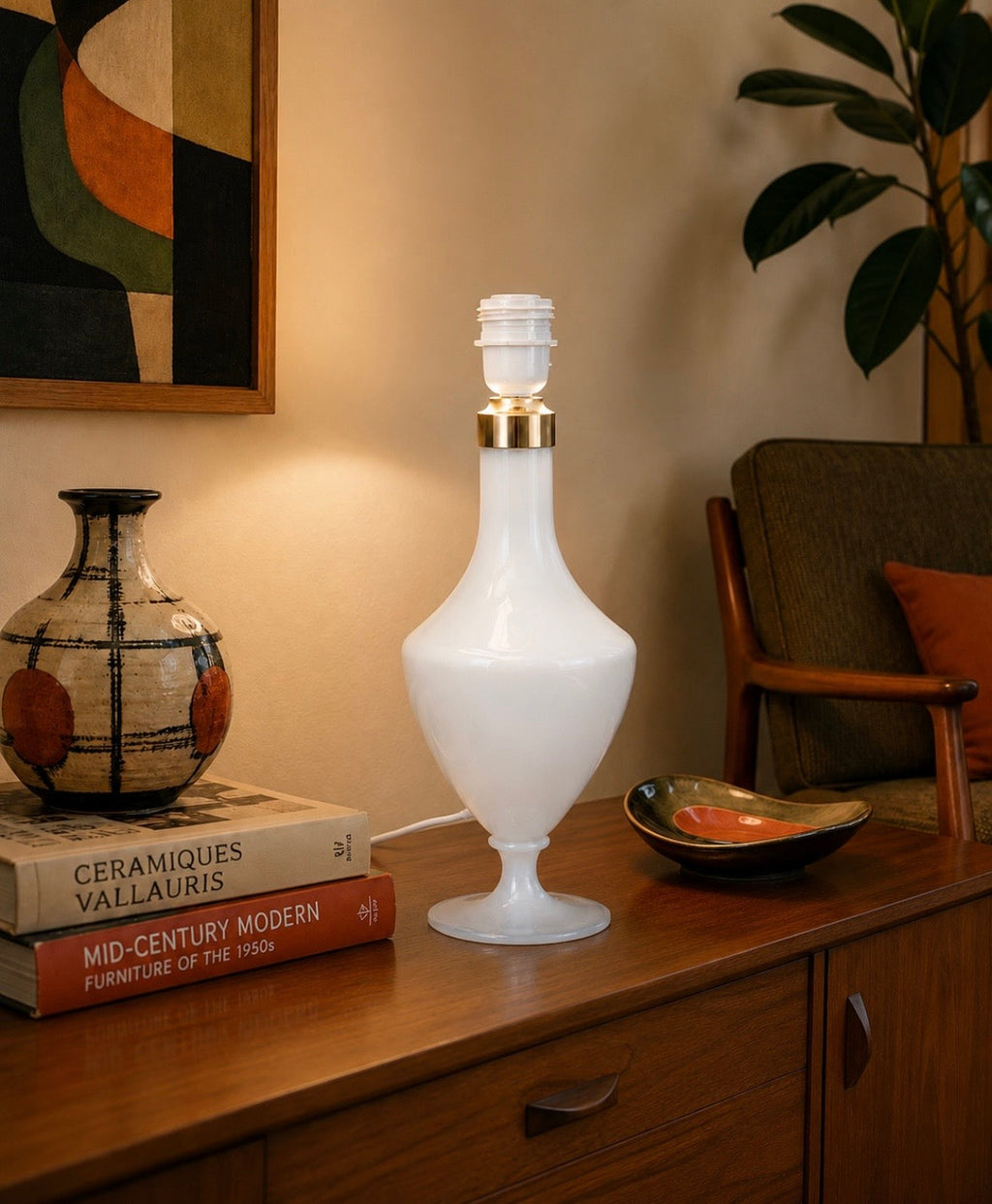 Lampe de table en opaline blanche – Moseray Charleroi – Années 1950-60