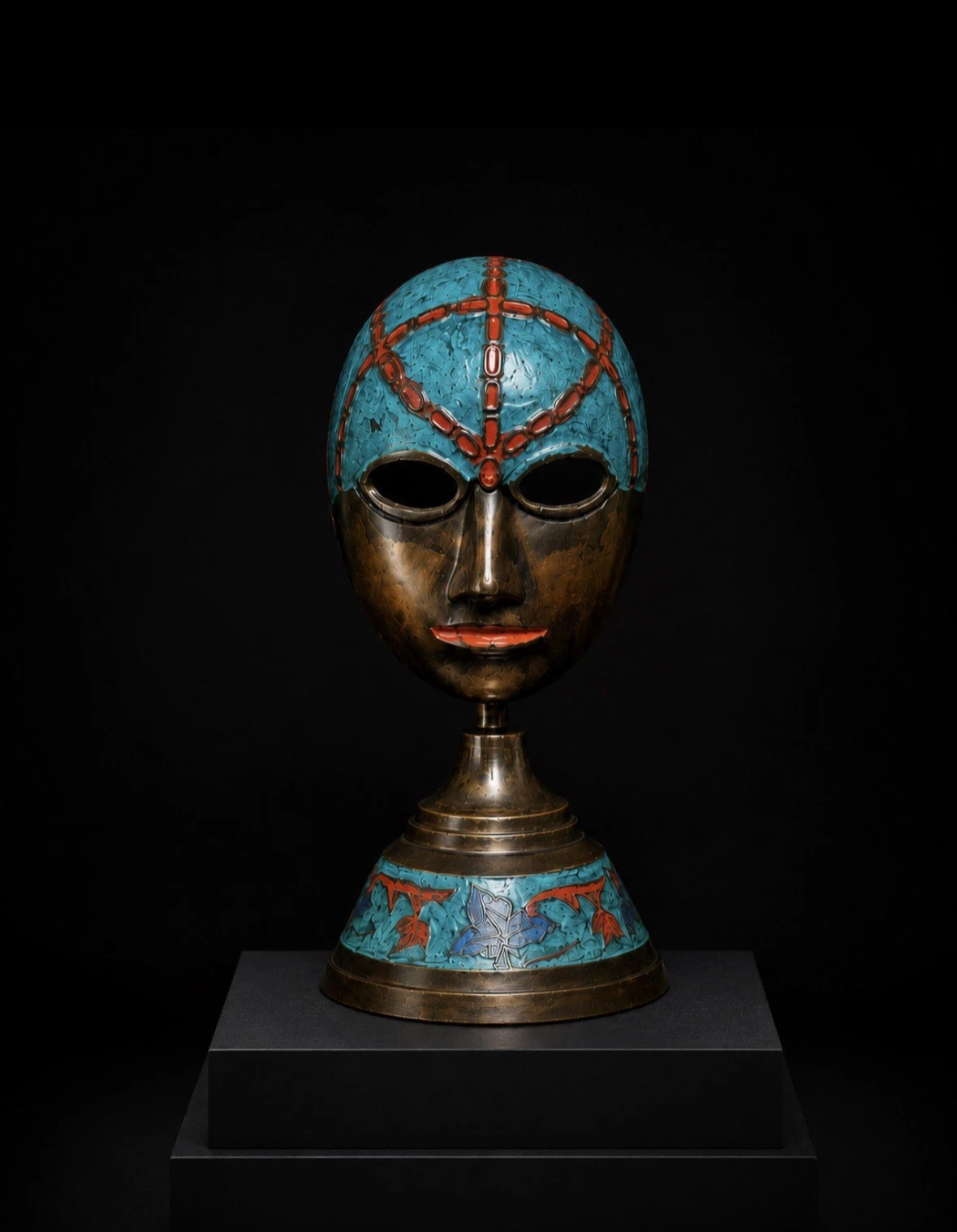 Masque de théâtre vintage émaillé — Turquoise, bronze & rouge, sur socle, H. 15 cm