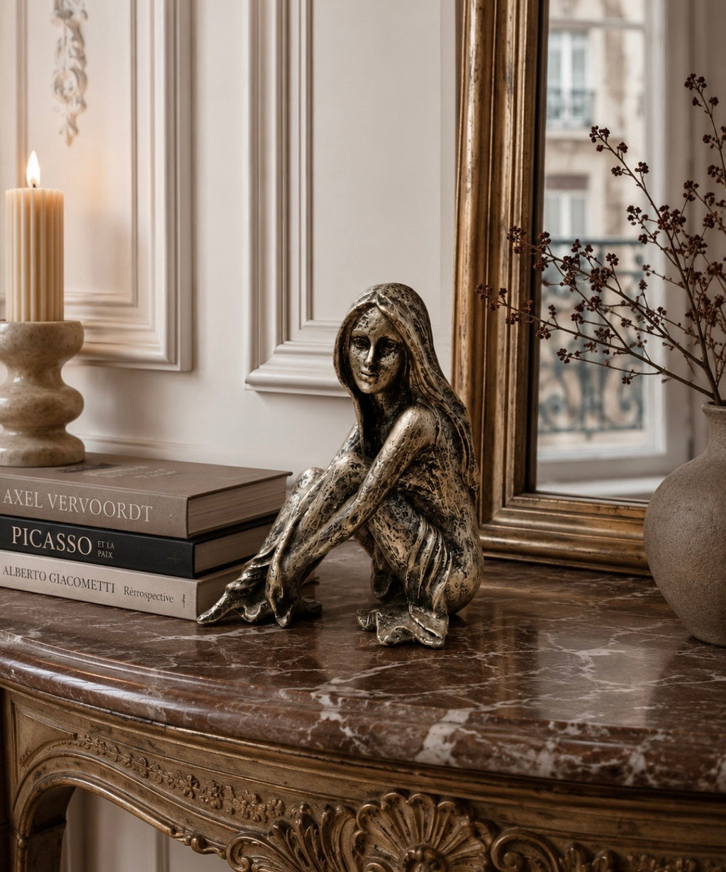 Sculpture décorative – Femme assise en finition argent vieilli