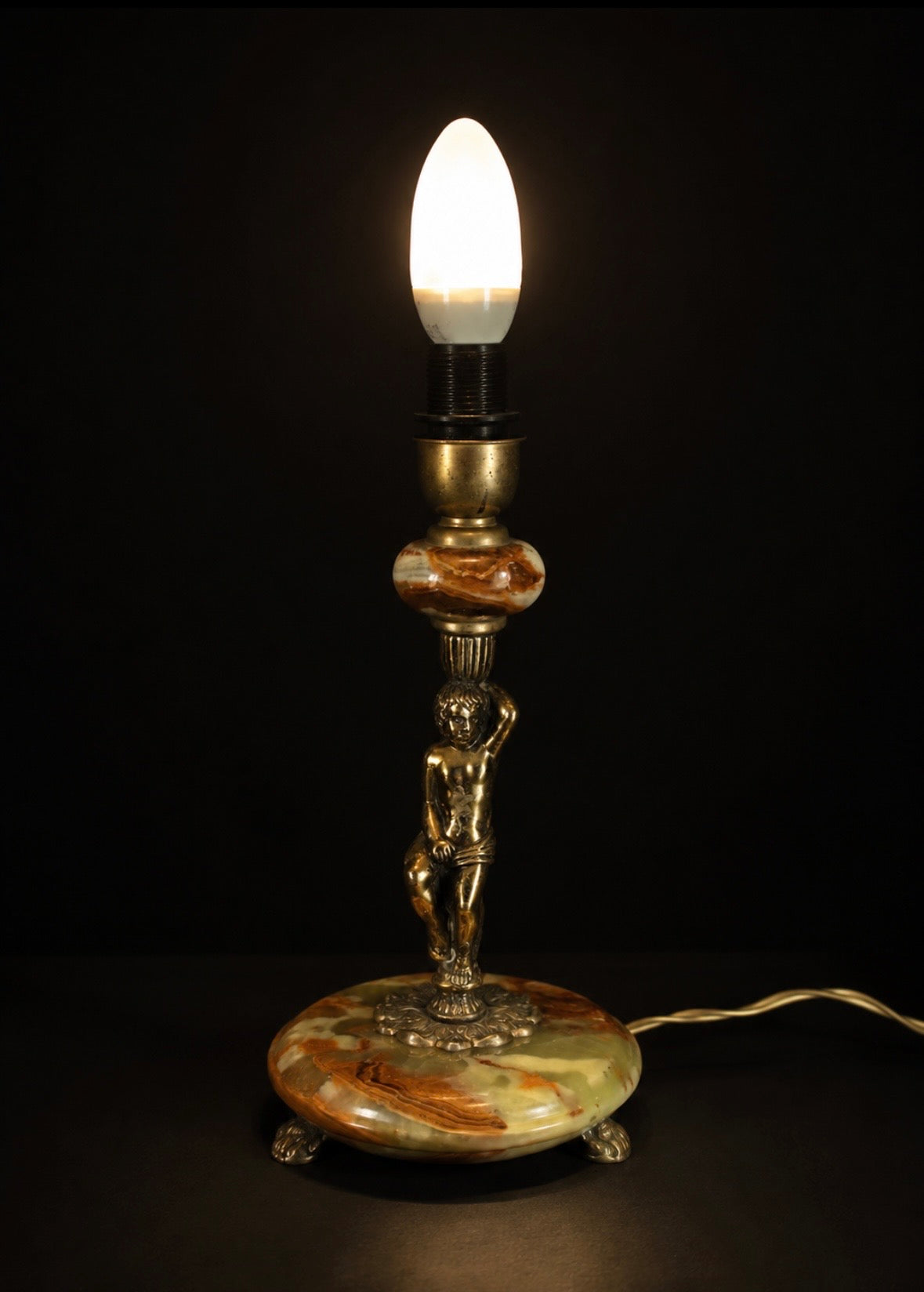 Pied de lampe vintage putto en onyx et métal doré – Années 1960-1970